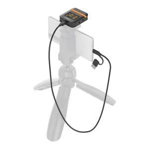 گیرنده میکروفون بی‌سیم کامیکا چهار کاربره مدل Vimo Q وصل شده به گوشی از طریق کابل 2 به 1 USB-C/USB-A به USB-C
