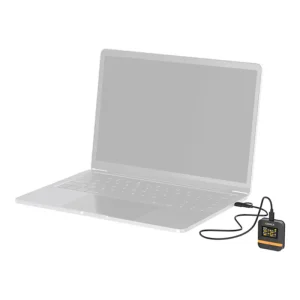 گیرنده میکروفون بی‌سیم کامیکا چهار کاربره مدل Vimo Q وصل شده به لپ‌تاپ از طریق کابل 3.5 میلی‌متری