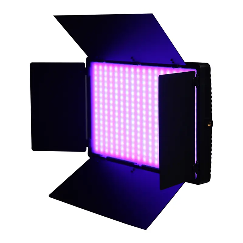 نور LED RGB گلدن‌پاور مدل 800 در حالت نور بنفش