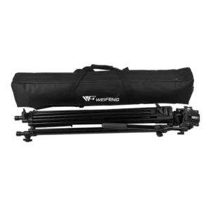 سه‌پایه دوربین ویفنگ مدل WF-718 در کنار کیف حمل آن