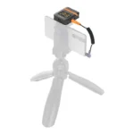 گیرنده میکروفون بی‌سیم کامیکا چهار کاربره مدل Vimo Q وصل شده به گوشی از طریق کابل 3.5 میلی‌متری