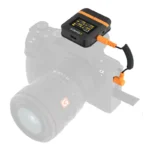 گیرنده میکروفون بی‌سیم کامیکا چهار کاربره مدل Vimo Q وصل شده به دوربین از طریق کابل 3.5 میلی‌متری