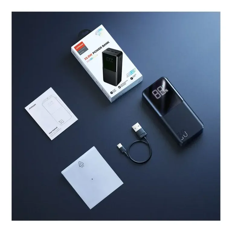 جعبه و محتویات جعبه پاور بانک جوی‌روم مدل JR-QP193 ظرفیت 30000 میلی‌آمپر‌ساعت