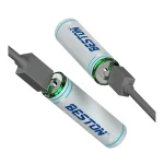 باتری قلمی شارژی بستون مدل 2AC-60 ظرفیت 2200 میلی‌وات‌ساعت در حال شارژ با کابل USB-C