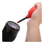 تمیز کردن لنز دوربین با استفاده از دمنده دستی کانن