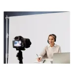 پایه فون پرتابل در پشت خانمی که مقابل دوربین است