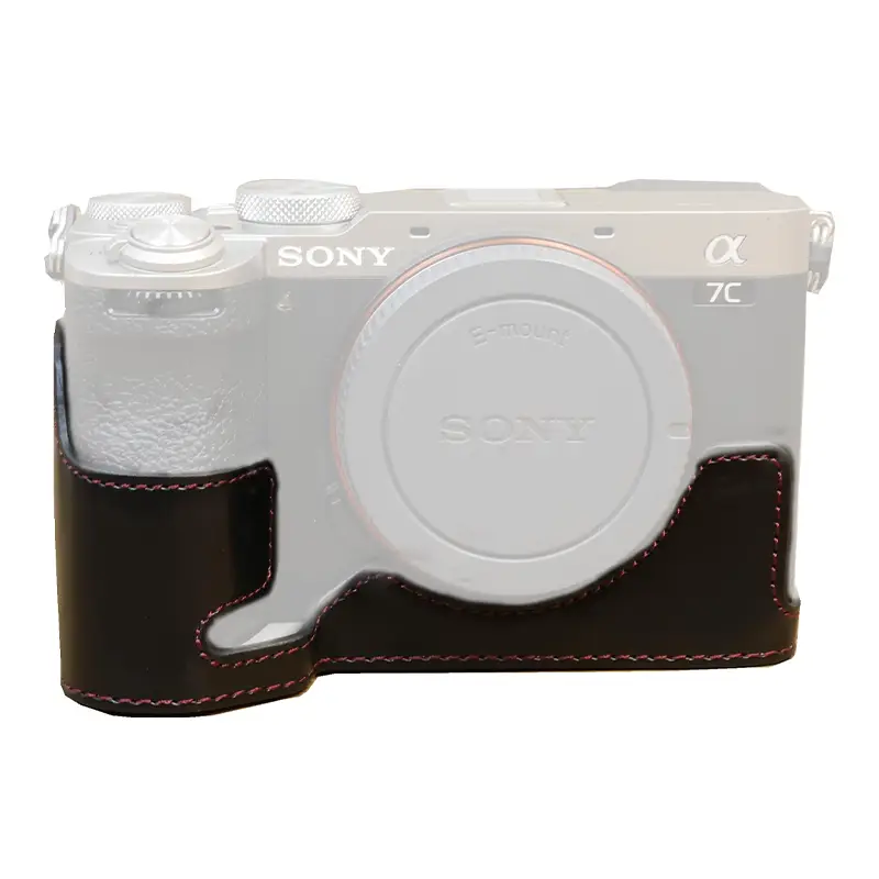 کفی محافظ دوربین سونی مدل A7C در حالت نصب‌شده روی دوربین